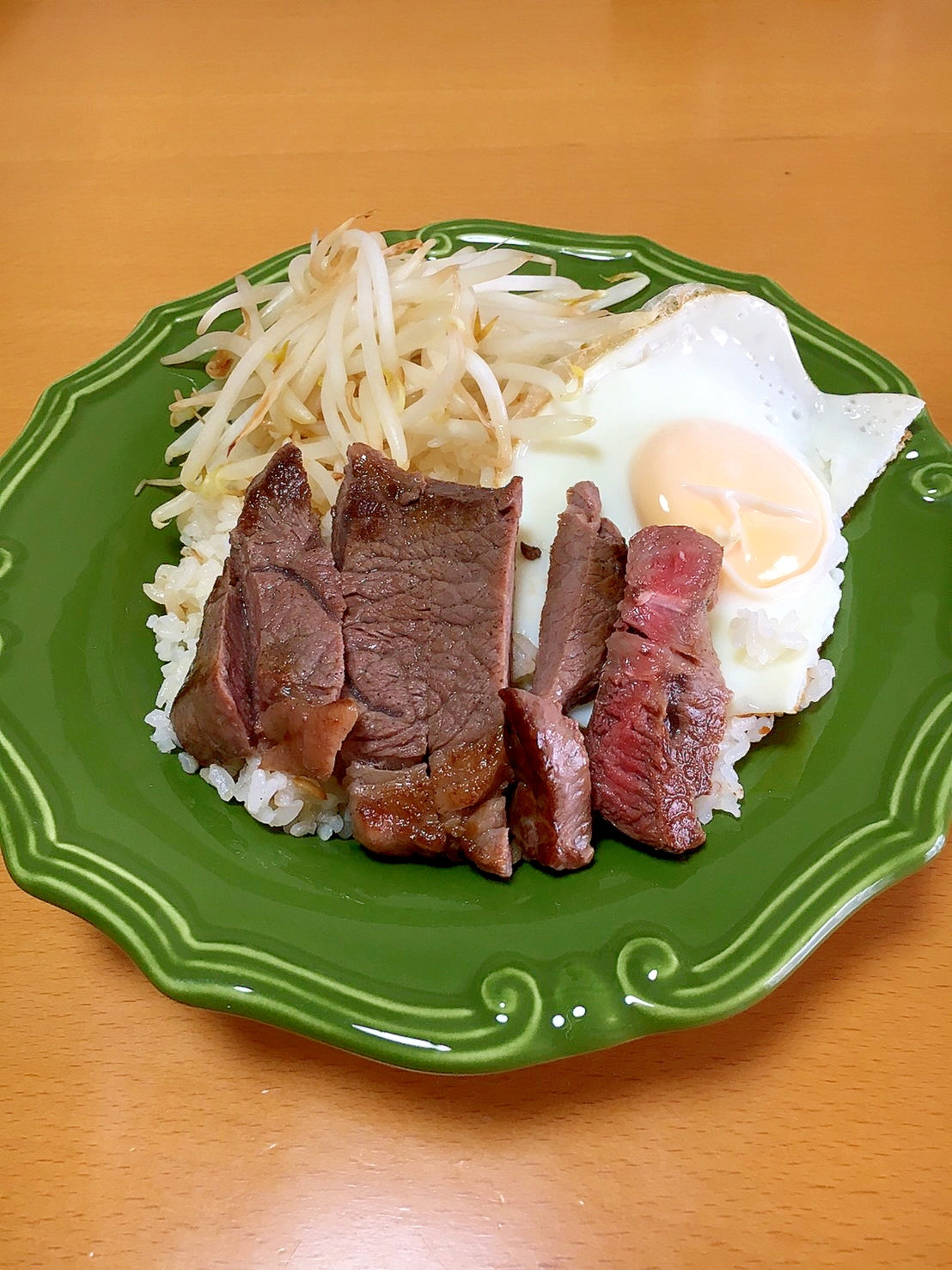 ボリュームたっぷり　ガーリックライスでステーキ丼