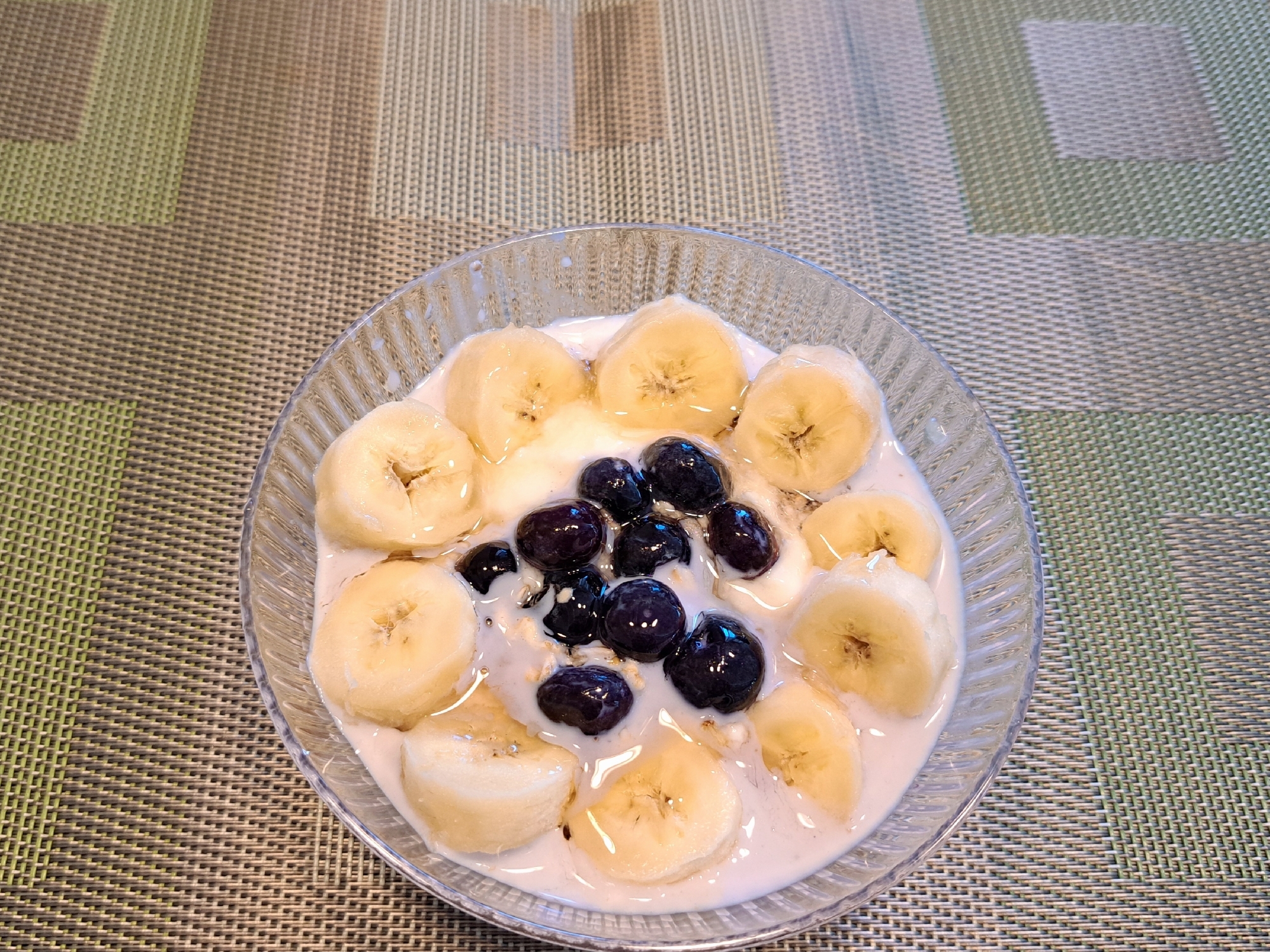 バナナとブルーベリーのオーバーナイトオーツ