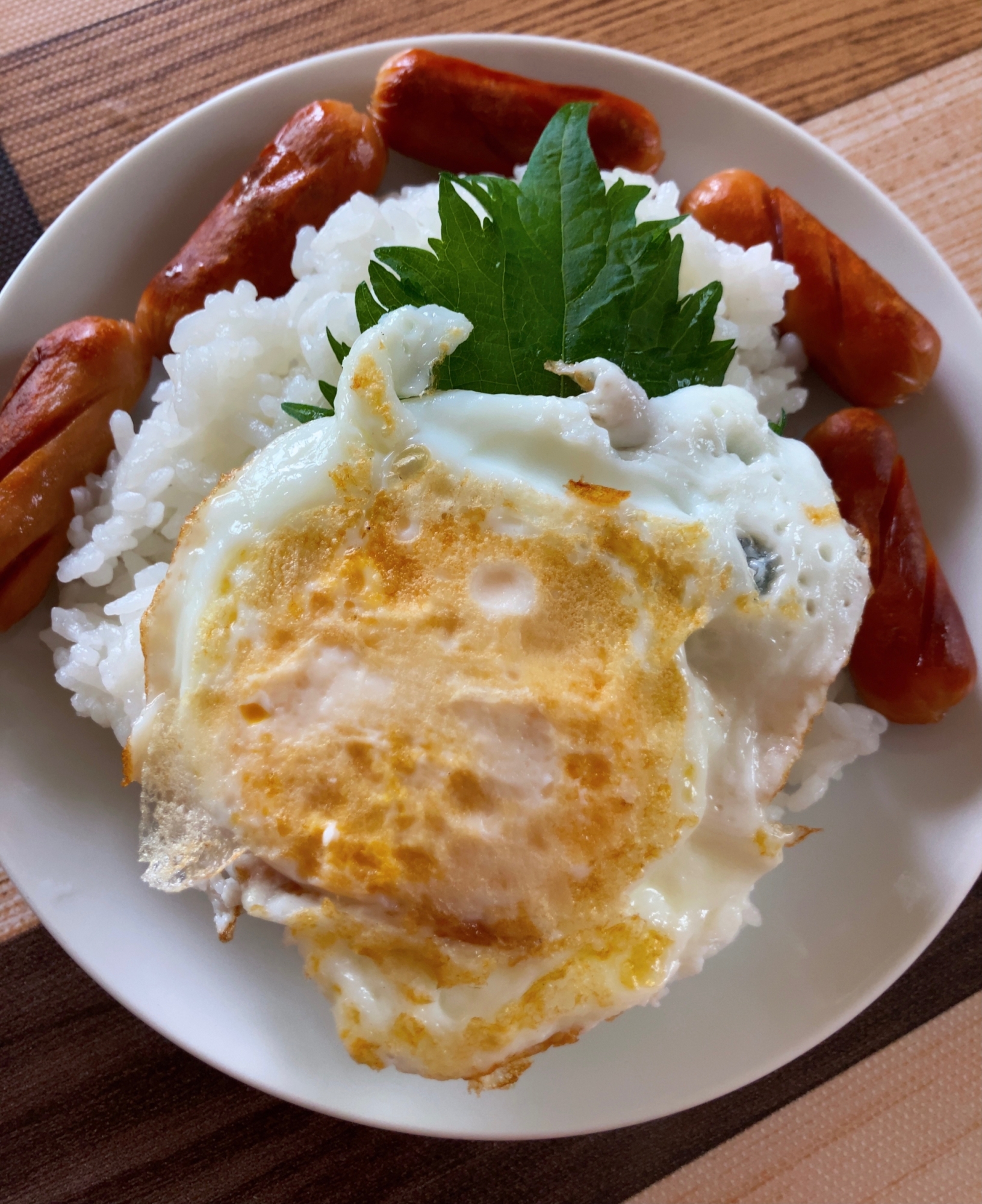 ガッツリ！ウインナーと目玉焼き丼