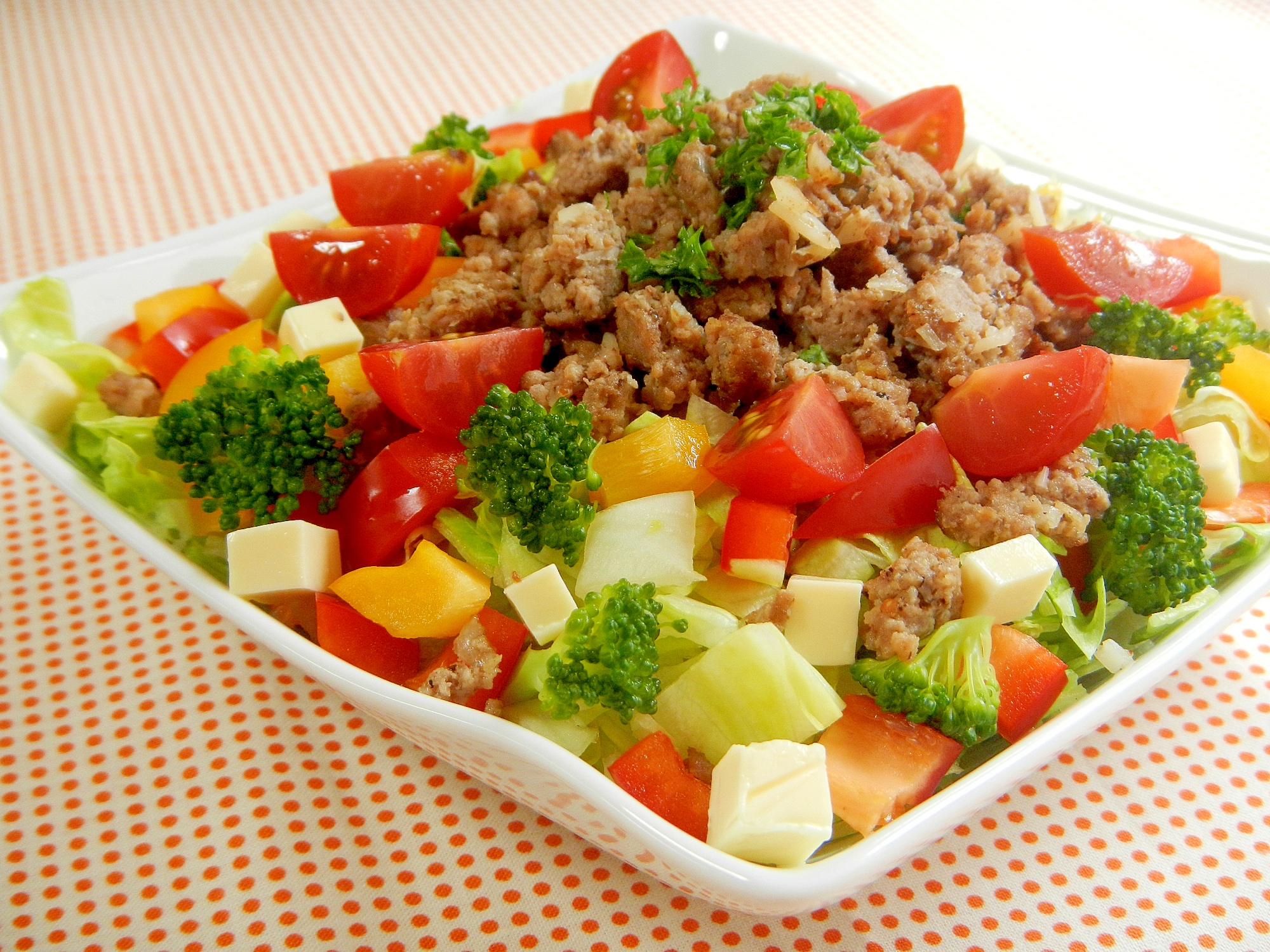 白くて大きい角皿に盛り付けられた塩そぼろサラダ丼