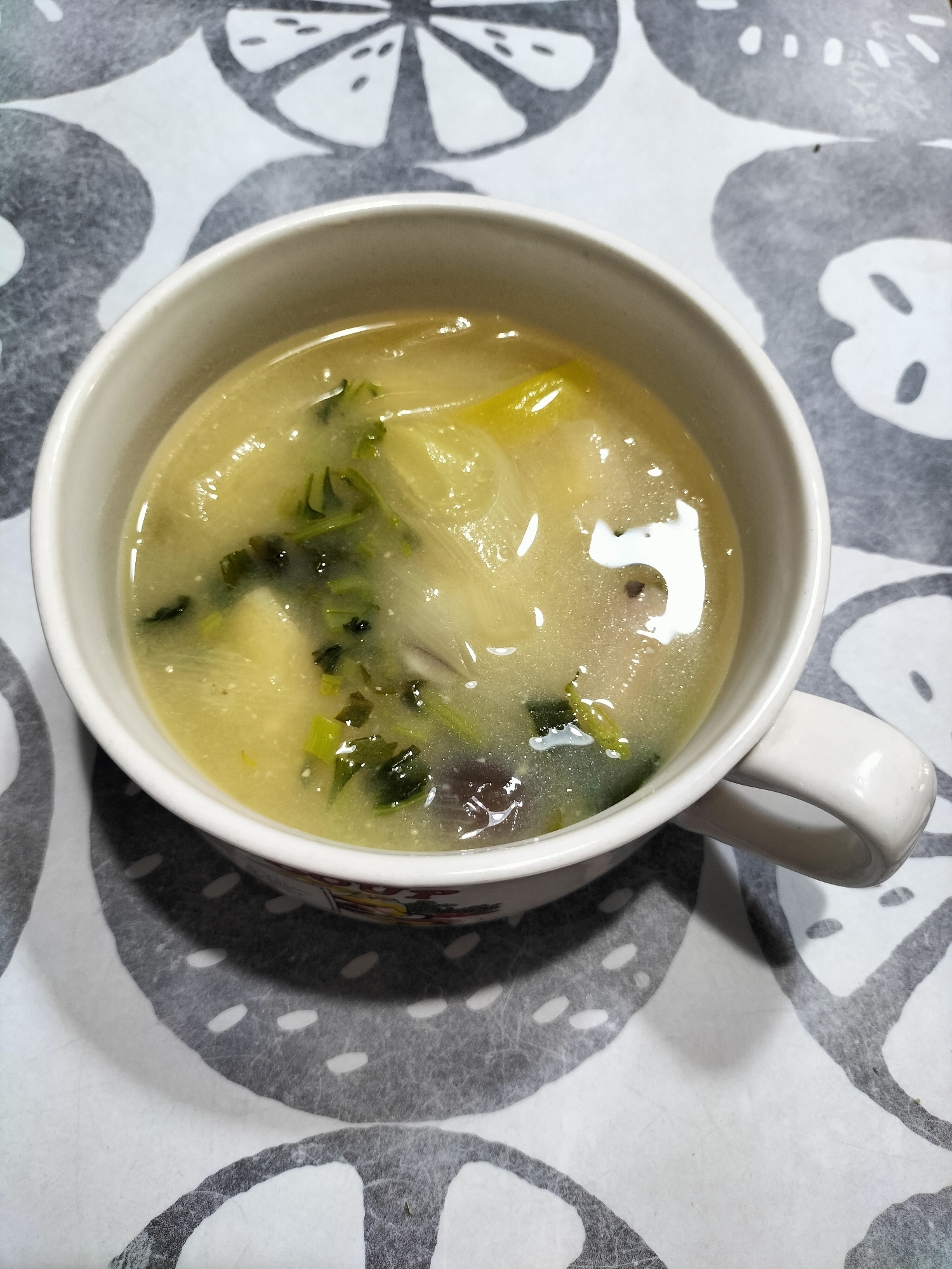 大根の間引き菜と白葱と揚げの味噌汁