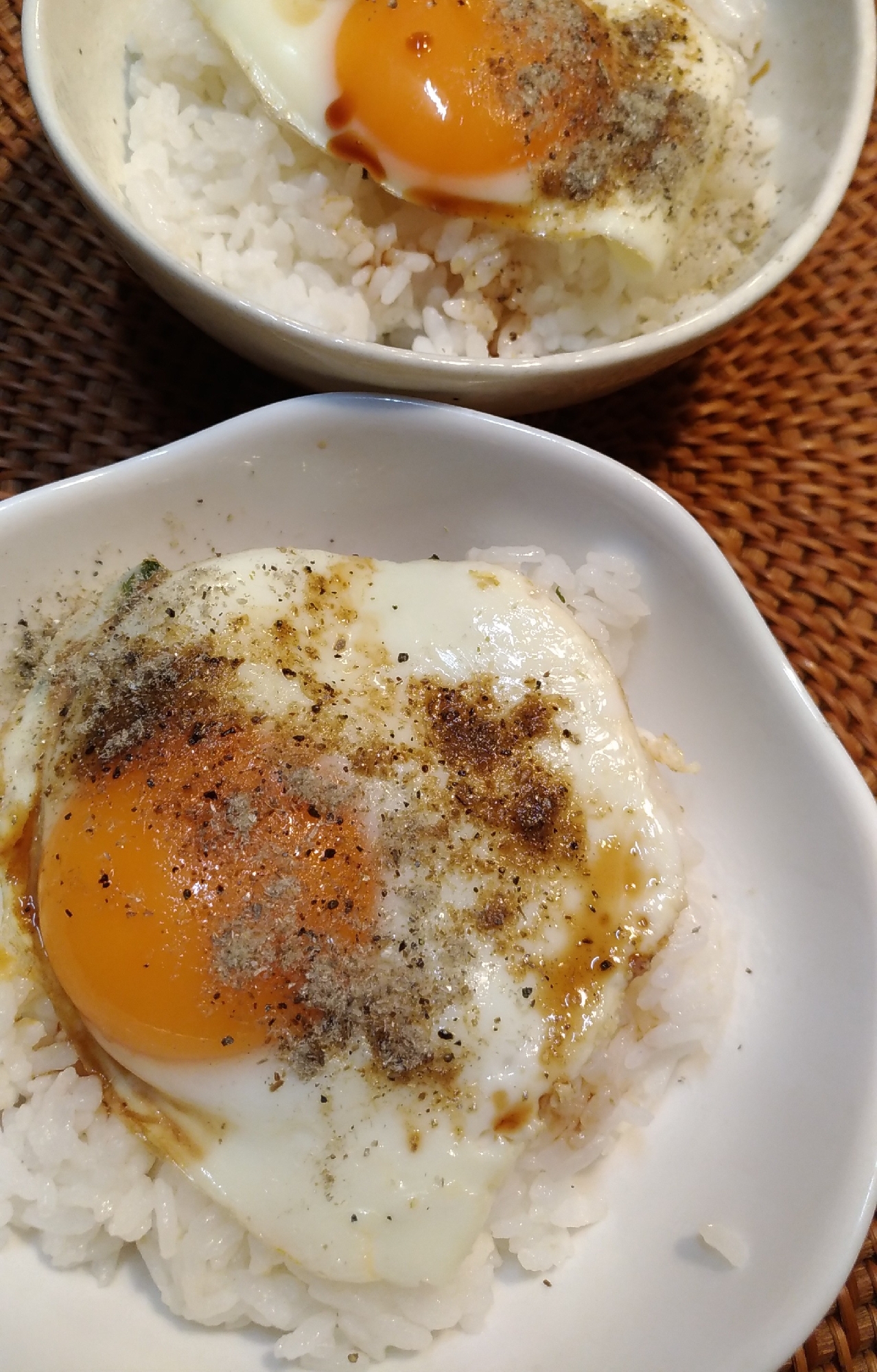 半熟目玉焼きご飯の煮干し粉醤油かけ