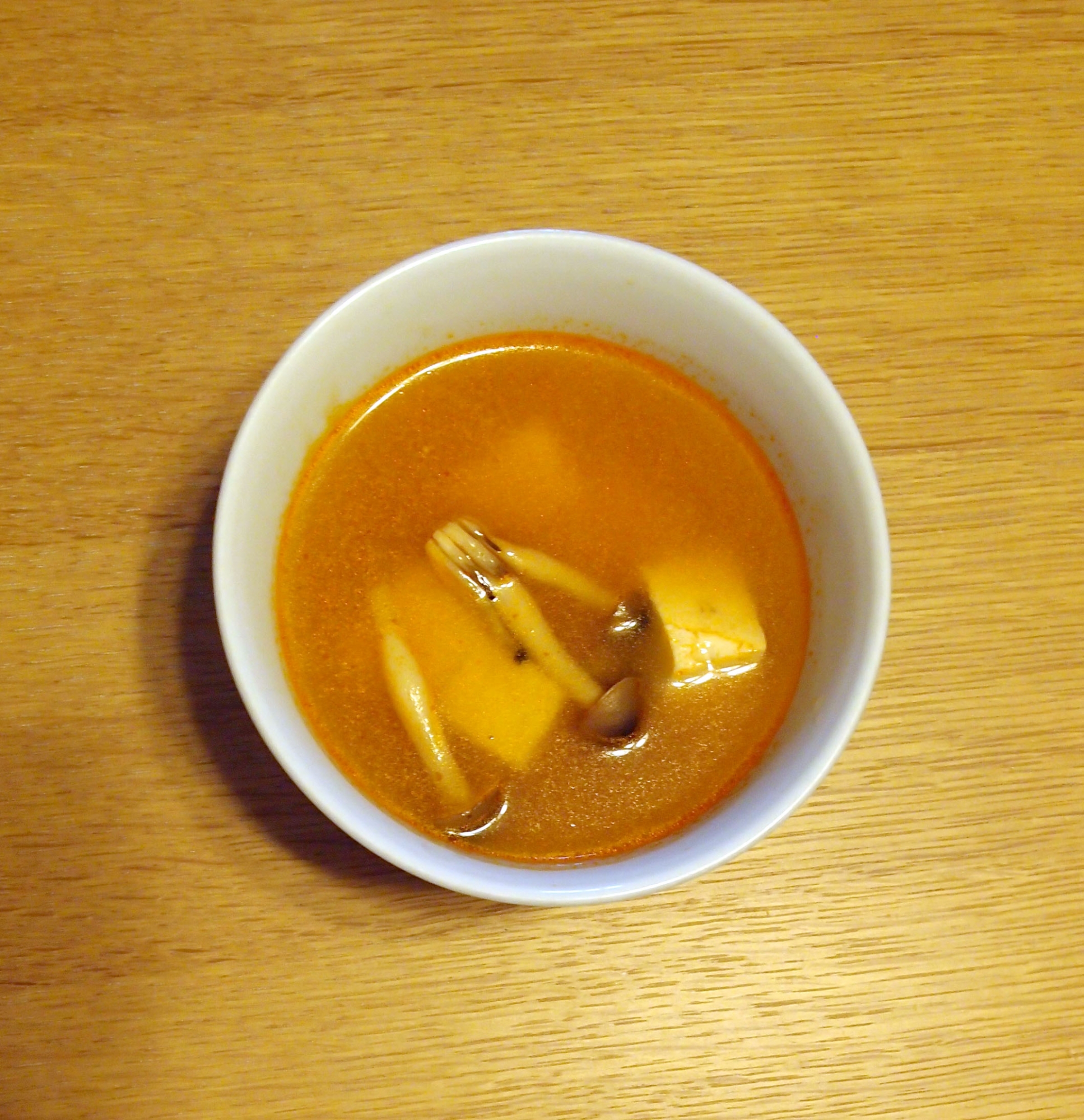 鍋キューブとお味噌で作るピリ辛スープ
