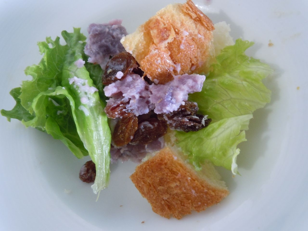 紫芋とレタスとパンのレーズンサラダ
