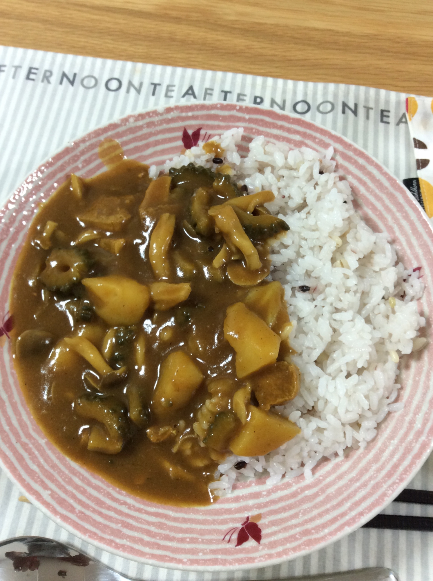 ゴーヤとキャベツを使ってヘルシー煮込みカレー！