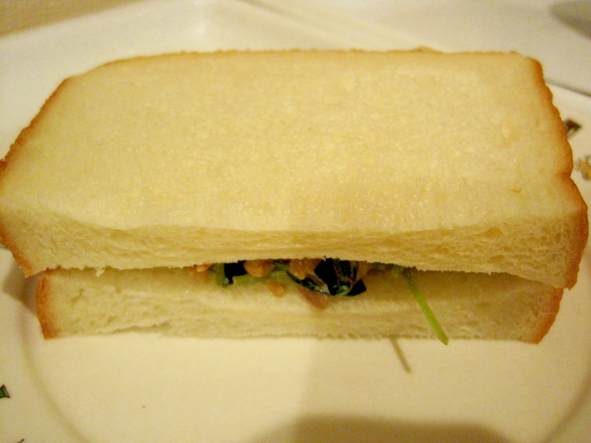 納豆と豆苗のサンドイッチ