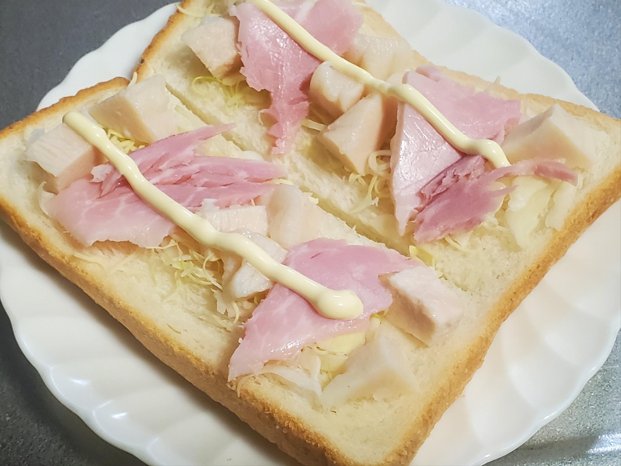 レモン風味！ハムとサラダチキンのトースト
