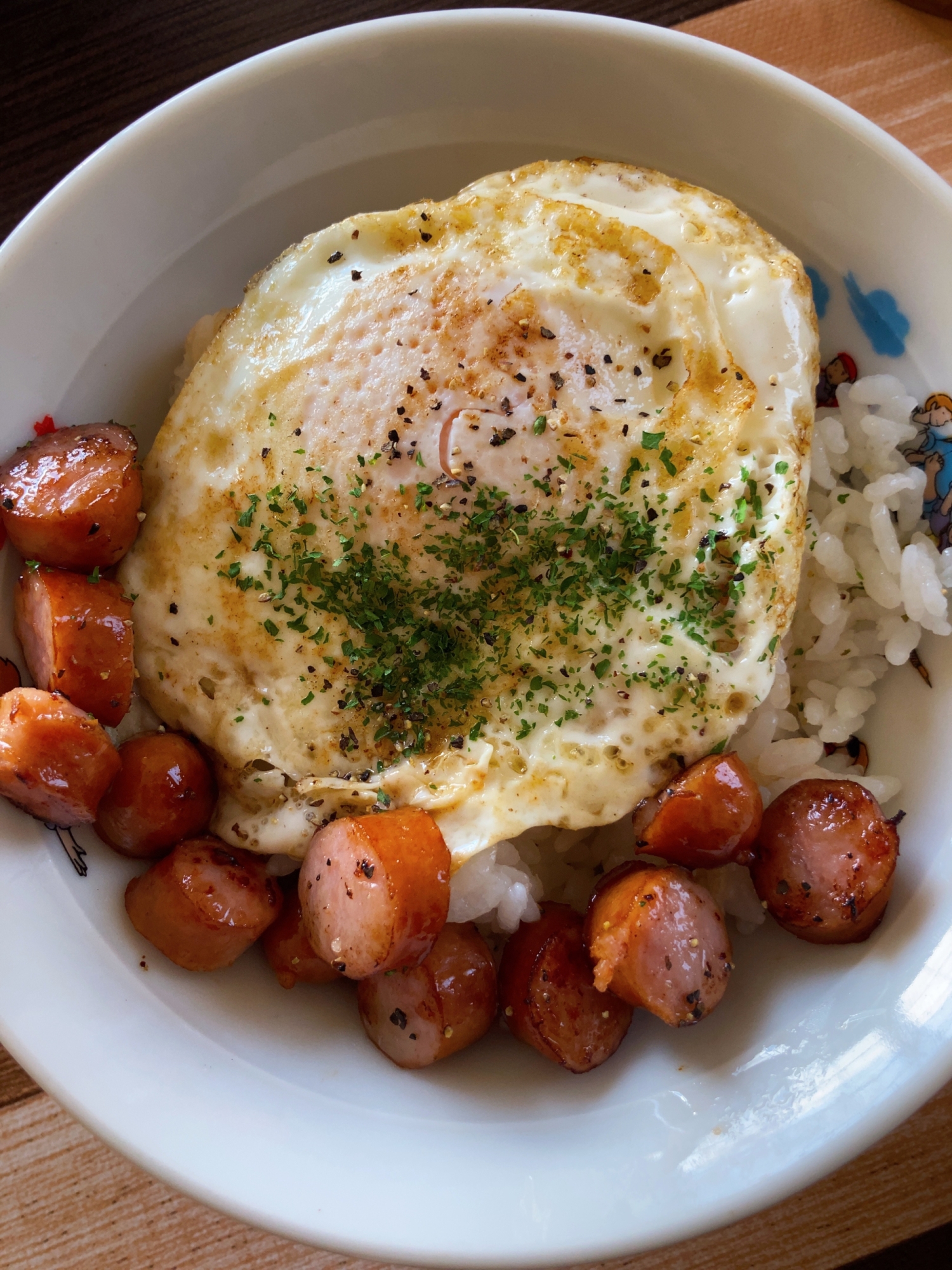 ウインナーと半熟目玉焼きどんぶり