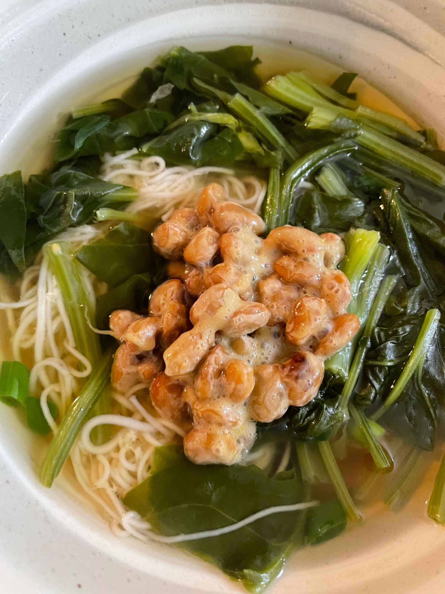 納豆とほうれん草の温かい素麺