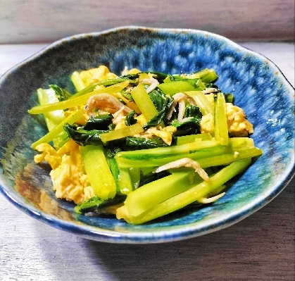 栄養満点♡小松菜と卵としらすのバターぽん酢炒め