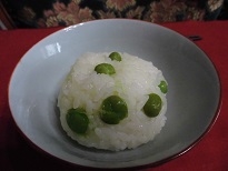 えんどう豆があったので　こちらで　つくって　みました　豆ごはん大好物です