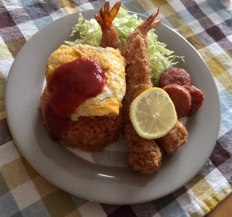 丸い皿に盛り付けたお子様ランチ