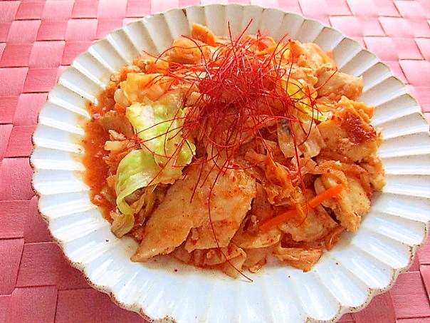 鶏むね肉とキャベツとキムチの重ね蒸し