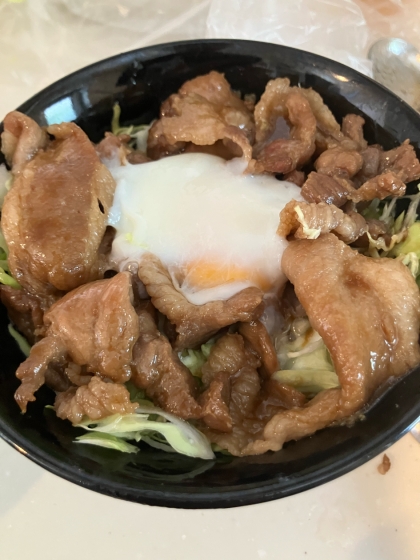 休日のランチで作りました♪♪♪
ちょっとアレンジして温玉をトッピングしました^ - ^ デフォルトでも十分美味しいですが、温玉入れるとまろやかさが加わります★