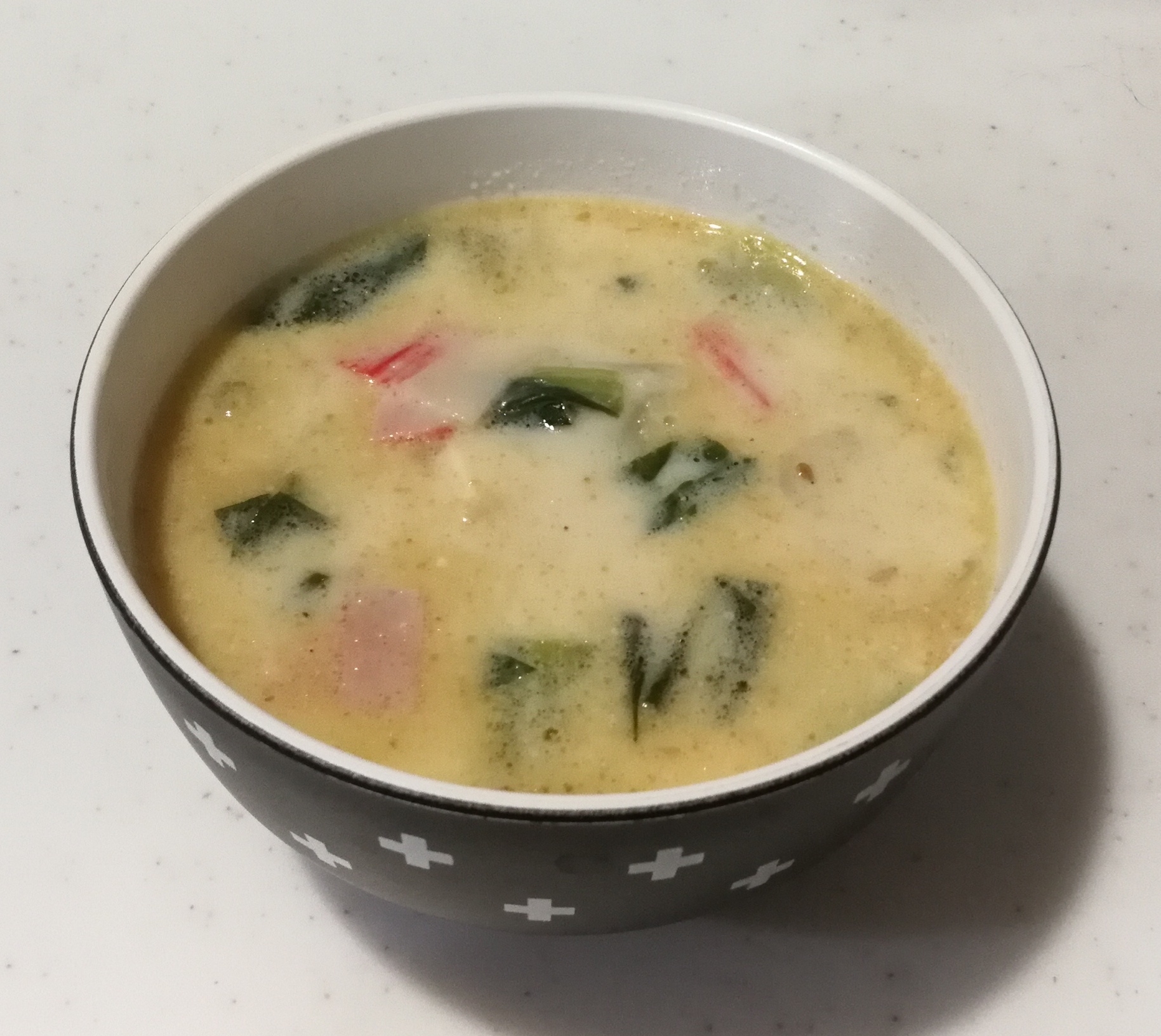 チンゲン菜と厚揚げのゴマ豆乳スープ