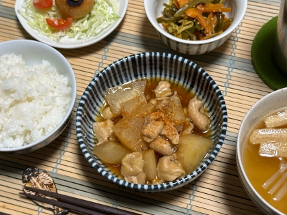 かりかりもいいけど何せ大量。どさっと鶏皮うまうまするには…と辿りつきました当日よりも翌日、塊脂を取ってもっかい煮てぷりとろでしたうっとりレシピをドウモゴチソ様！