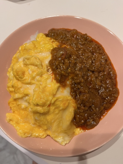 包まずに半熟卵を乗せたオムライスにしましたが、トマトキーマカレーが美味しくて子供も大喜びでした。