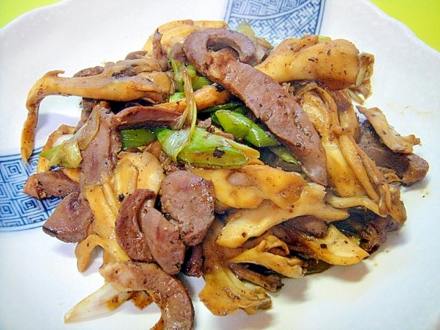 白い皿に盛られた豚ハツとまいたけの塩麹炒め
