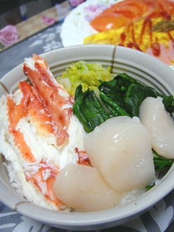 mimiさん野沢菜の代わりに白菜のお漬物で代用しました。蟹が届いたので帆立と蟹をのせて～食べたら美味しかったです（*^_^*）今日は海鮮づくしです（笑い）