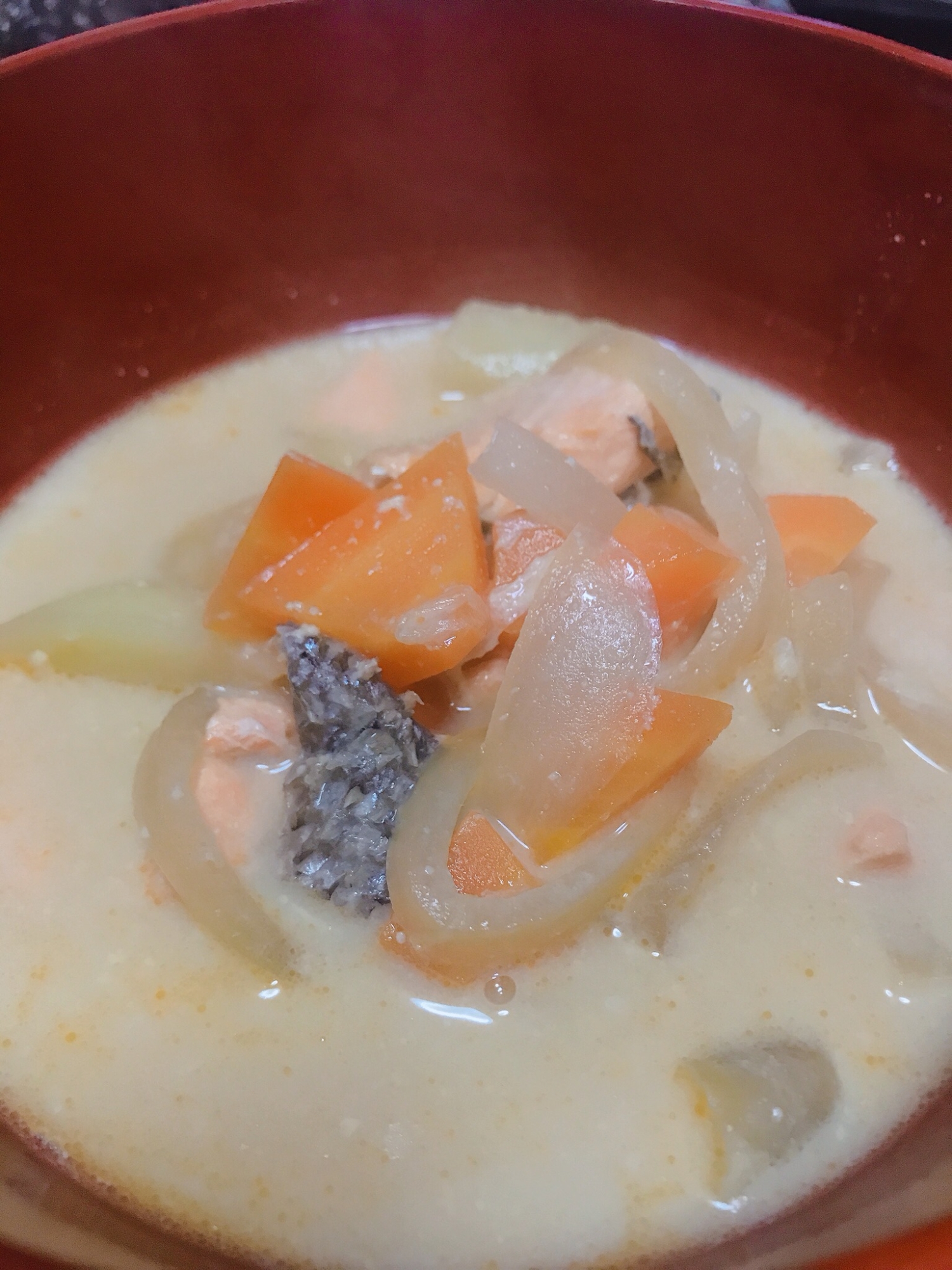 鮭と野菜の豆乳味噌バタースープ