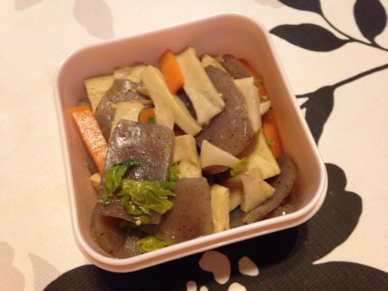 こんにゃくと高野豆腐のごま味噌炒め煮。 レシピ・作り方 by