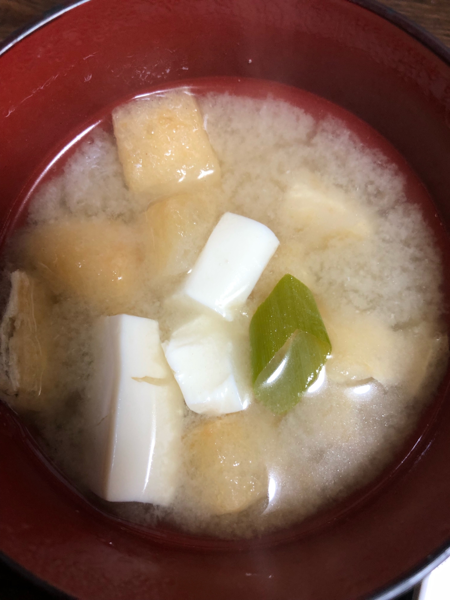 豆腐とうす揚げと長ネギのお味噌汁