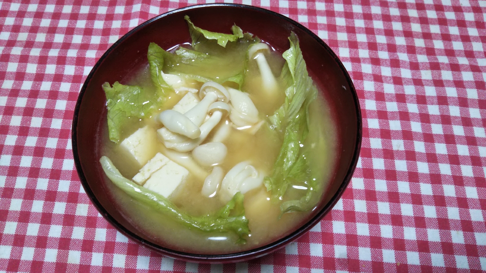 ブナシメジと豆腐とレタスの味噌汁☆