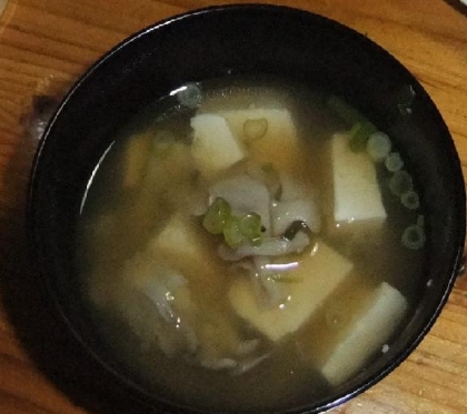 りぴりぴになってますね（汗）
きのこのお味噌汁、特に舞茸の味は本当に美味しいです♪
繰り返し作ってます！まいどごちそうさまです！！