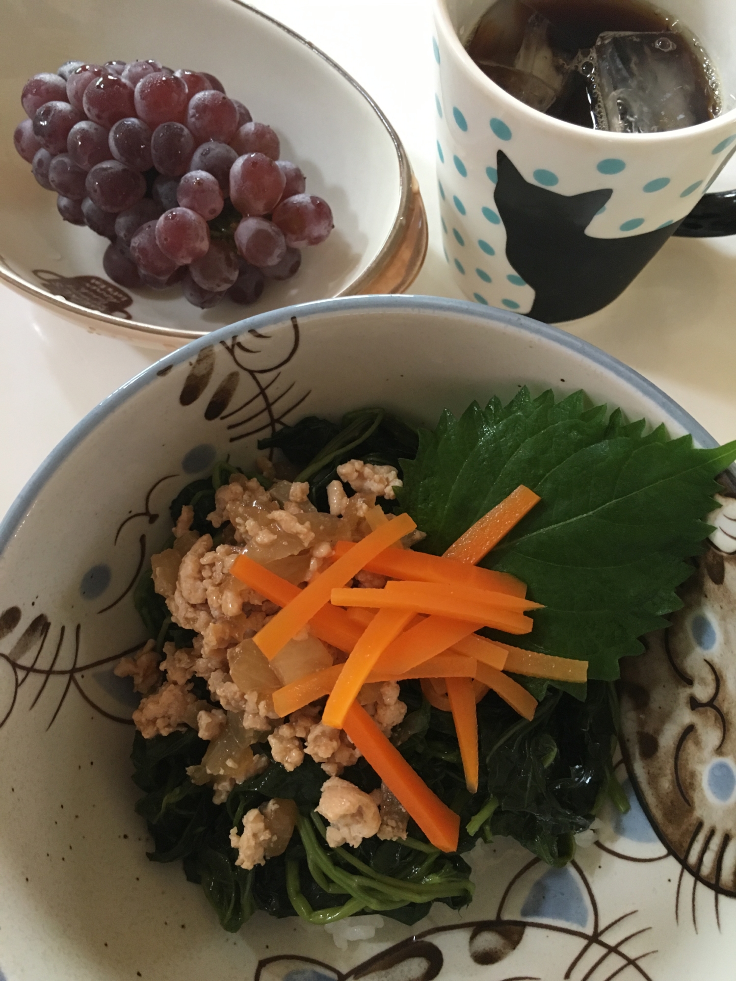 モロヘイヤと鶏挽肉の丼