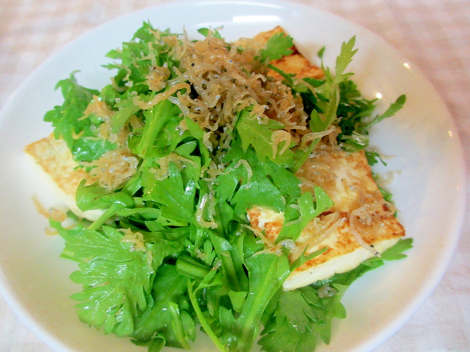豆腐のソテーとカリカリジャコの春菊サラダ