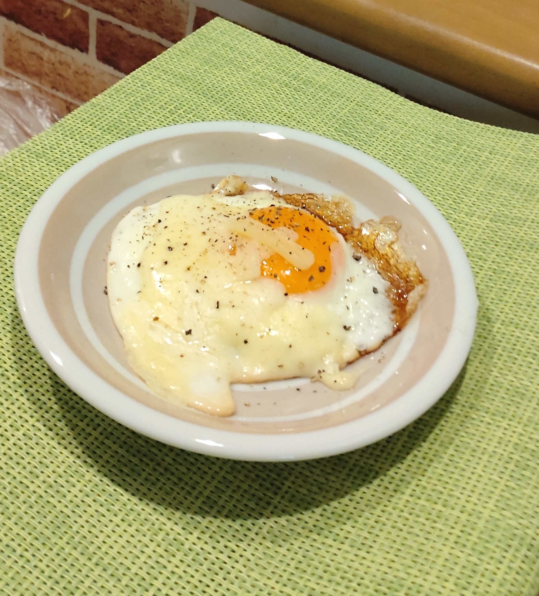 朝食に♡黒コショウとナチュラルシュレッドの目玉焼き