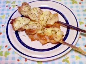 グリルで作るチキンのチーズ載せ串焼き