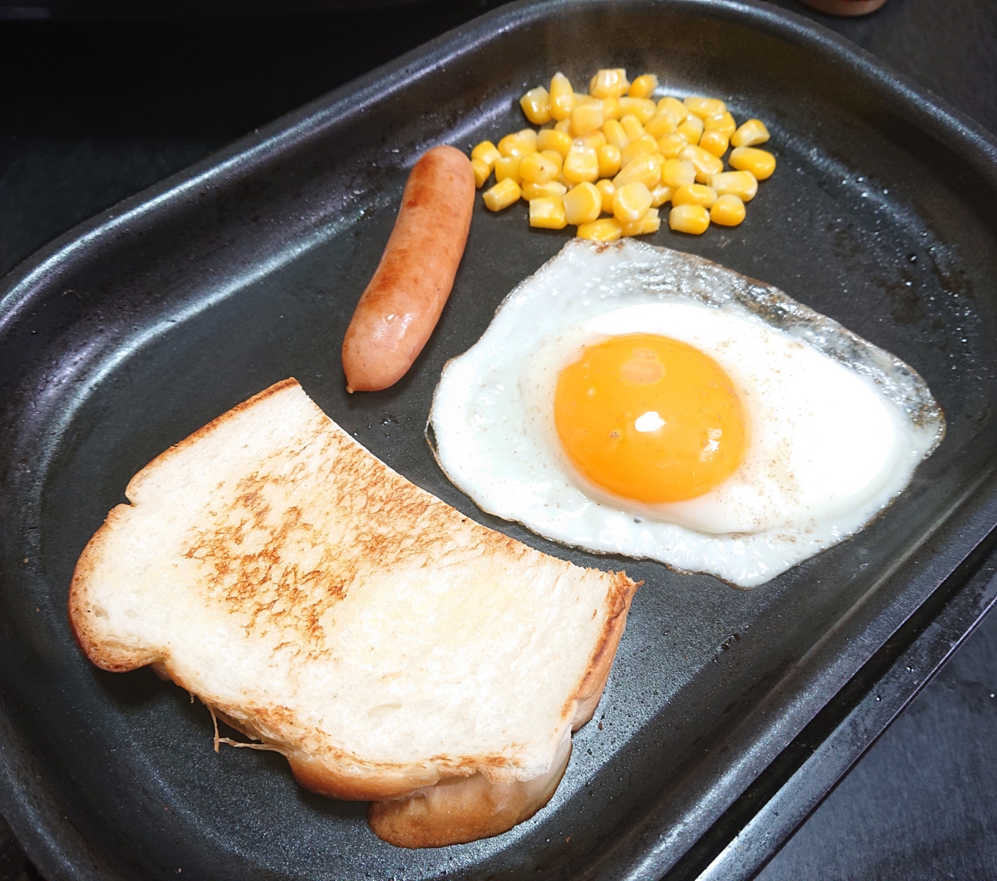 朝から楽しい☆目玉焼きのホットプレートモーニング