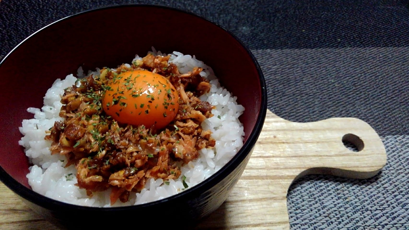 ざくざく醤油４種ナッツモンドの鮭身ほぐしまぜ黄身丼