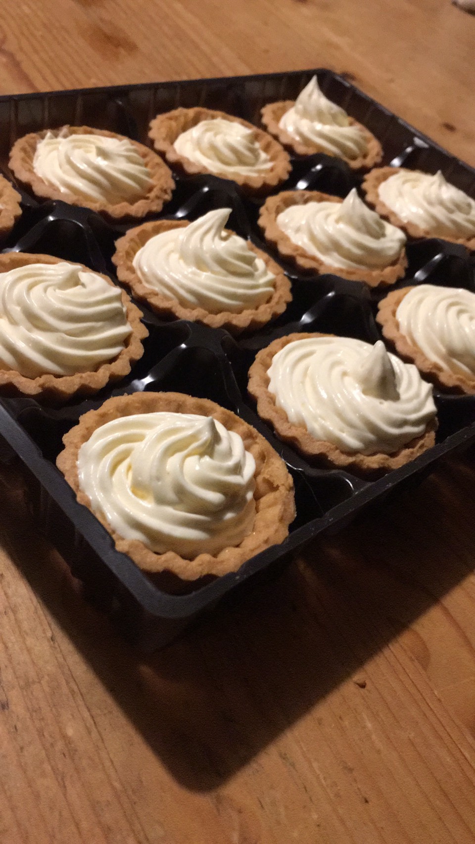 黒い容器に入ったレモンタルト