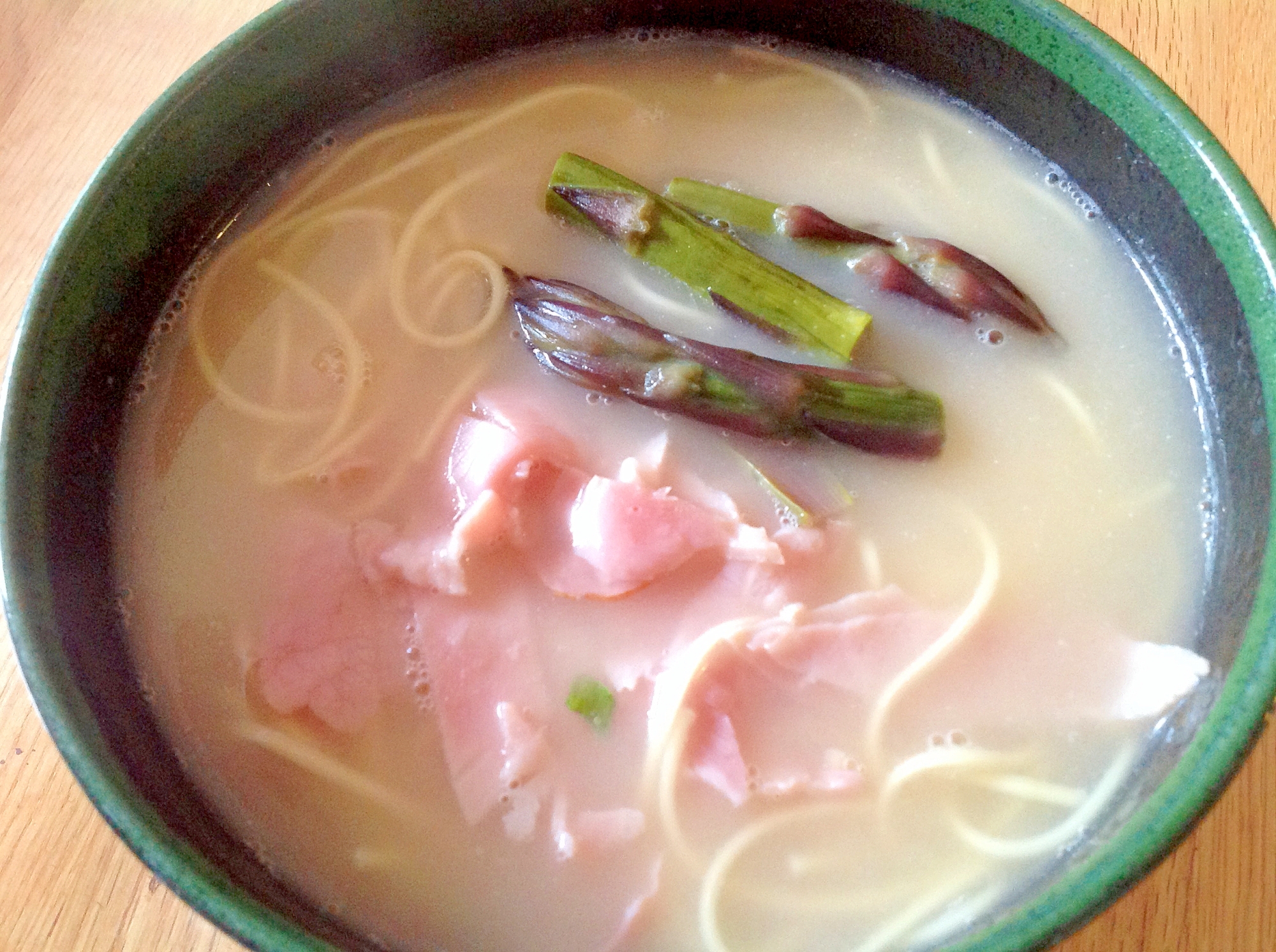 ハムとアスパラガスと玉ねぎのとんこつラーメン