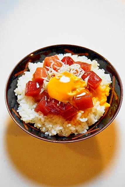 卵黄を絡めて食すと絶品！マグロとしらすのユッケ丼