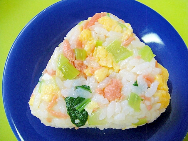 鮭と小松菜炒り卵のおにぎり