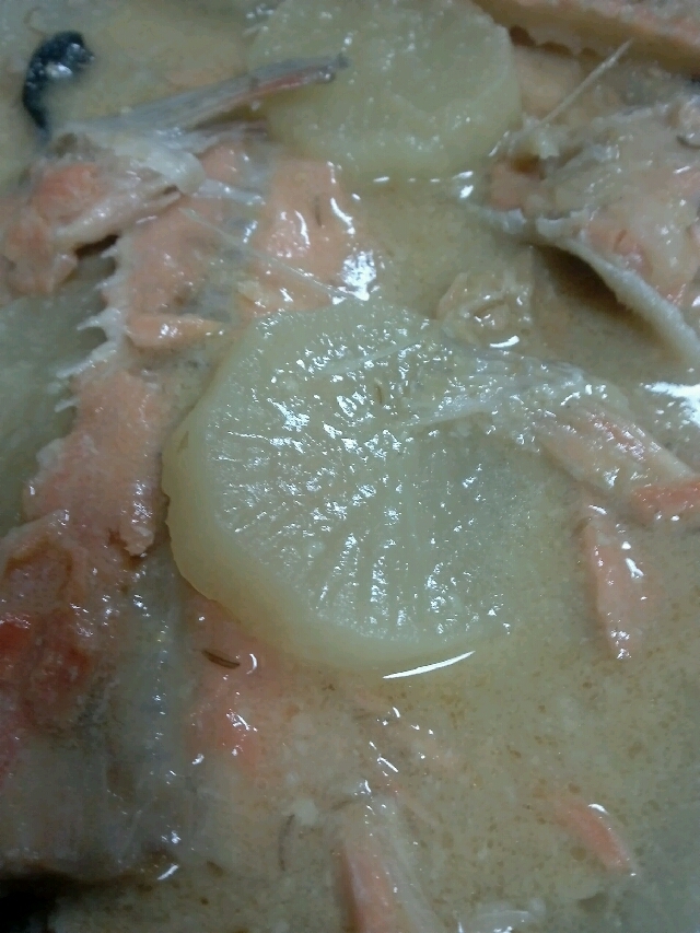 鮭のアラと大根の味噌煮(´Д｀)