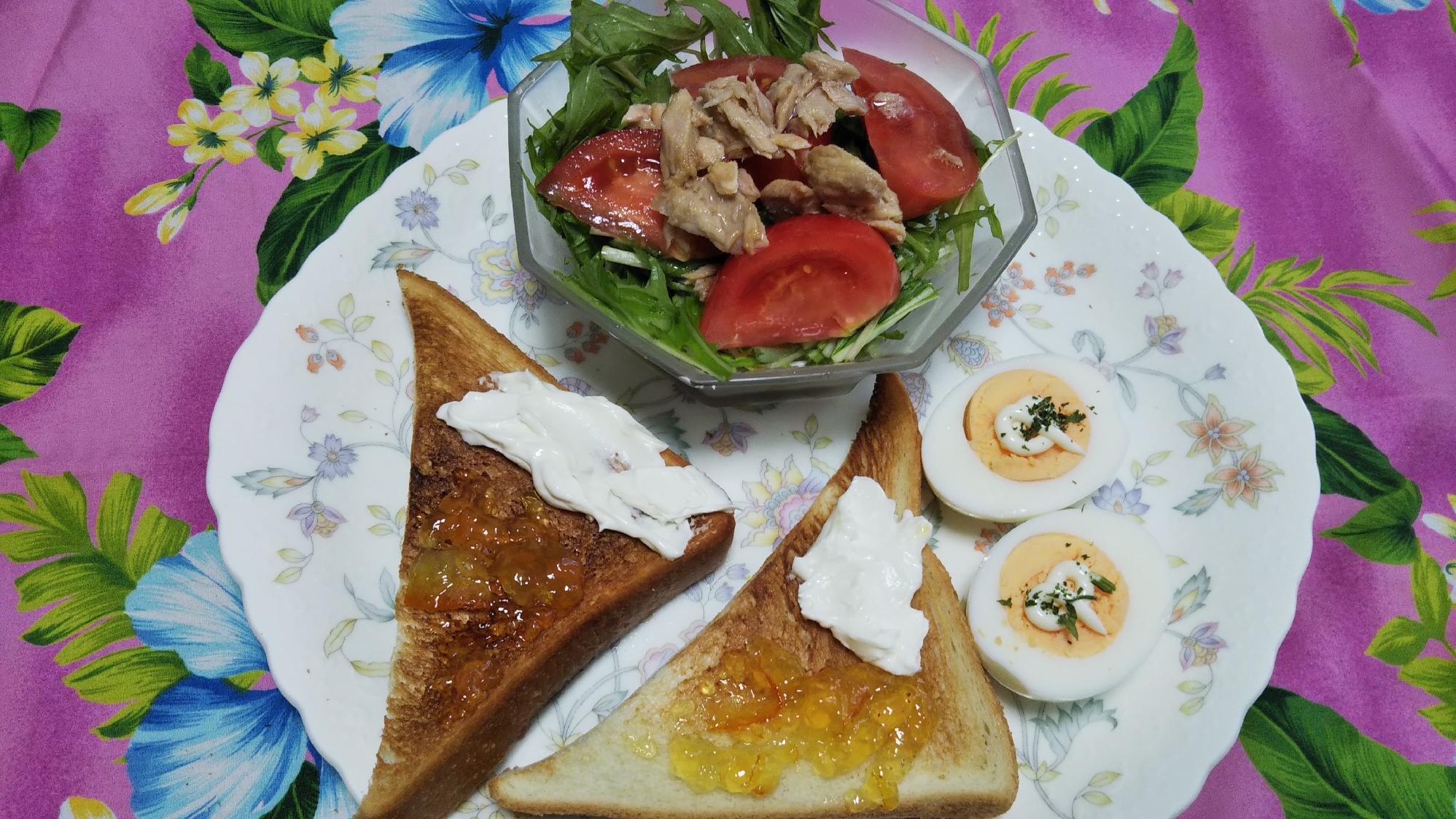 水菜トマトツナサラダと茹で卵とトースト☆