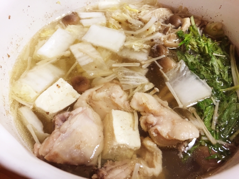 スープが美味しい！丸鶏ぶつ切りの水炊き