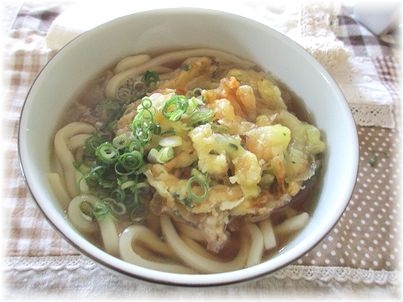 天ぷらを揚げたのですが・・お蕎麦がなくてうどんになりました（＾ｃ＾）　　朝夕はひんやり秋めいて温かい食べ物が美味しいですね。　　とっても美味しかったです＾＾*