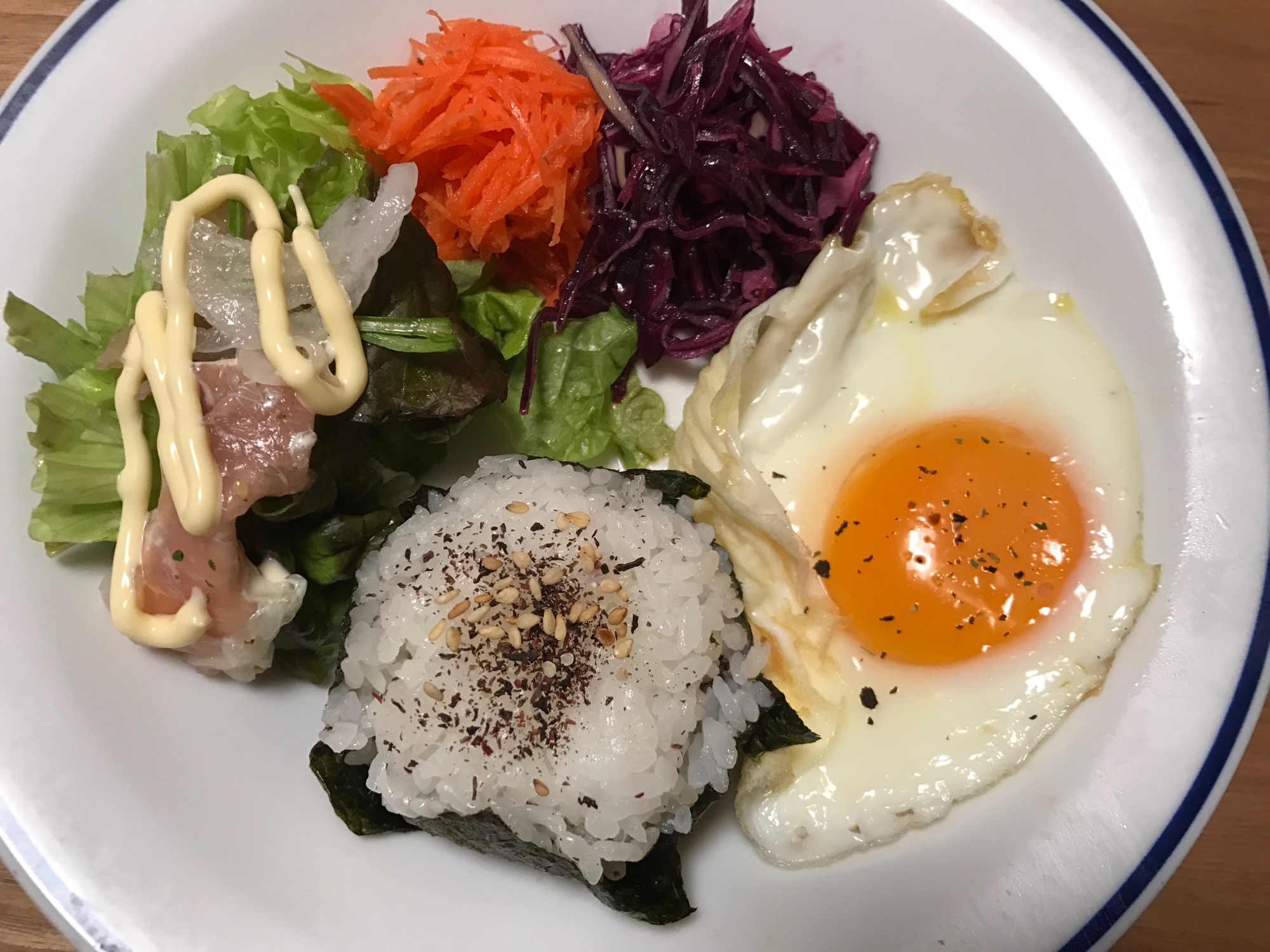 ゆかり白ごまおむすびと目玉焼きの朝ごはん