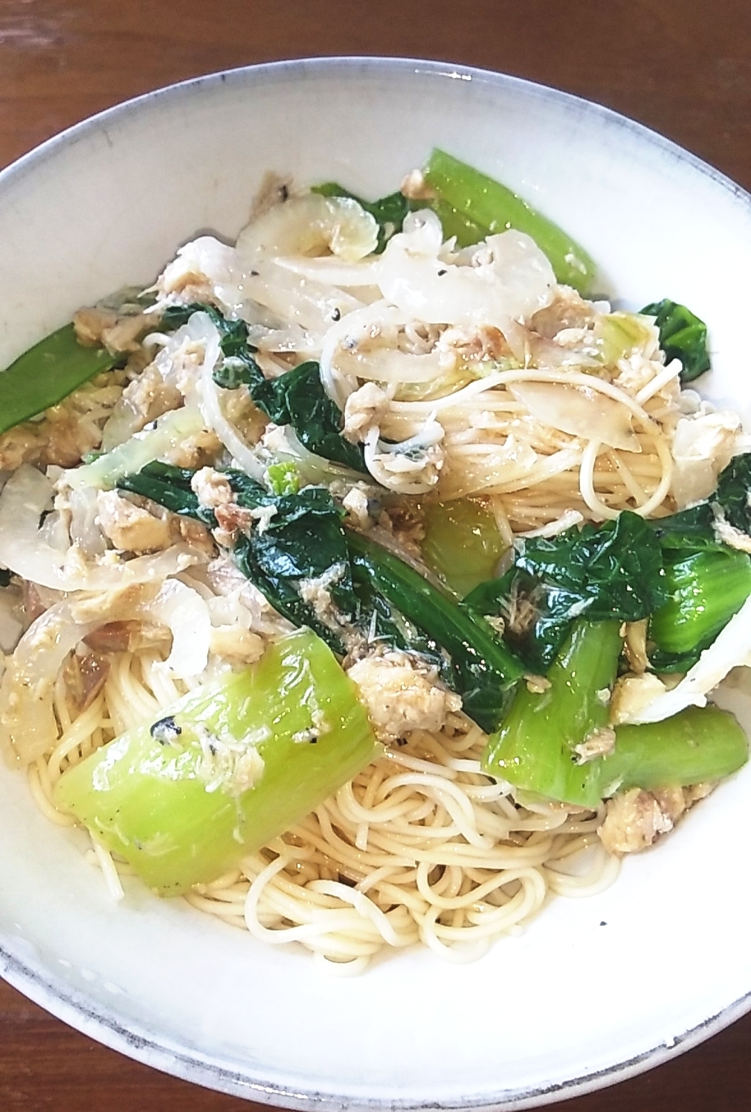 小松菜　新玉葱　鯖の水煮のぶっかけそうめん