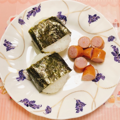 2種類のおにぎりとウィンナーのお弁当
