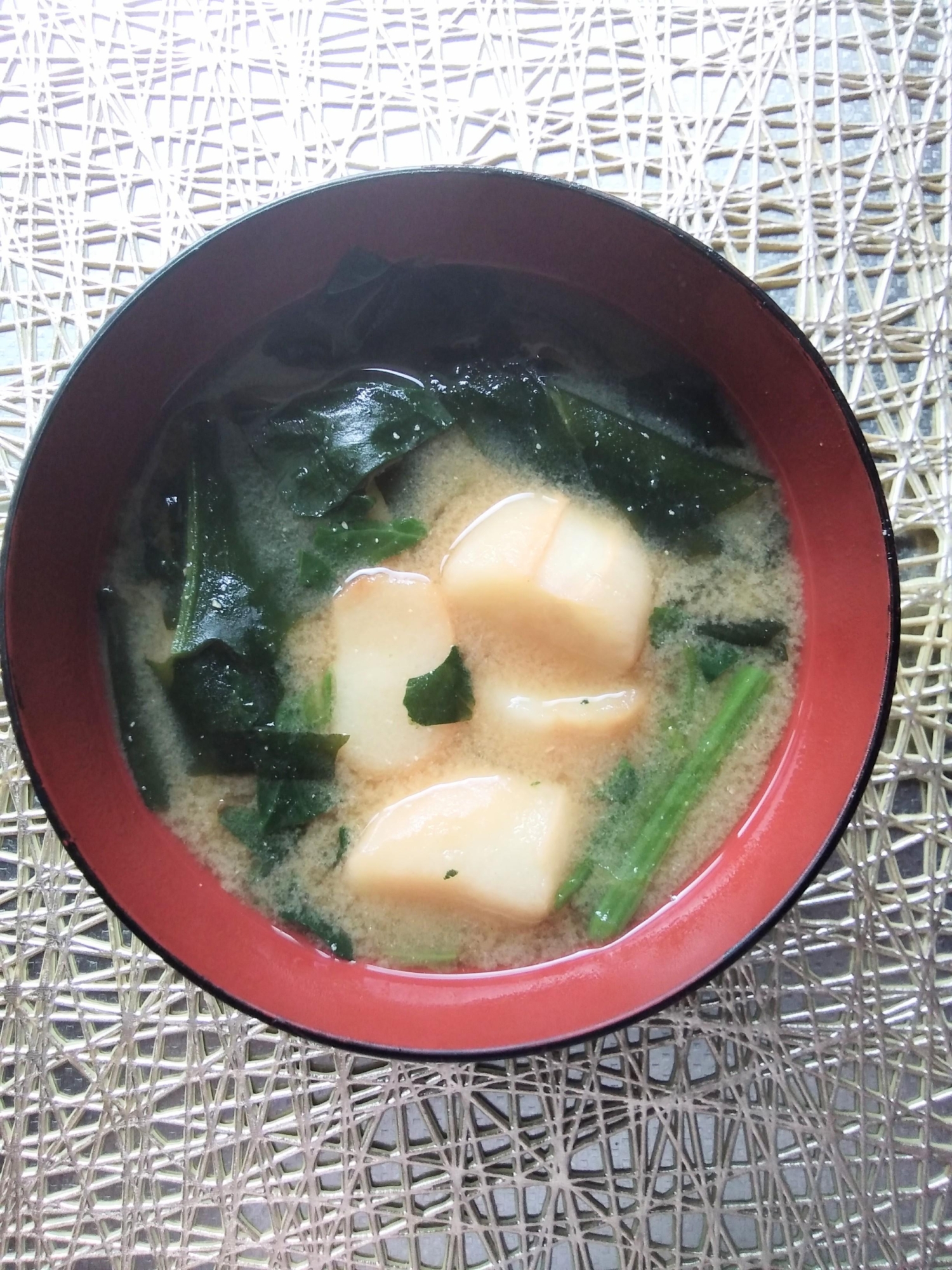 ほうれん草とわかめと麩の味噌汁