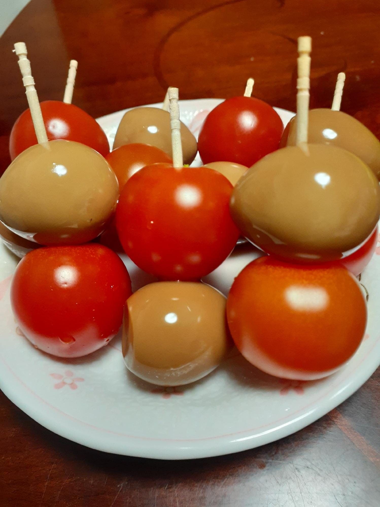 甘い醤油味のうずら卵とミニトマトのピンチョス