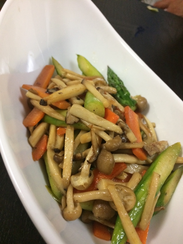 アスパラときのこのバター醤油炒め