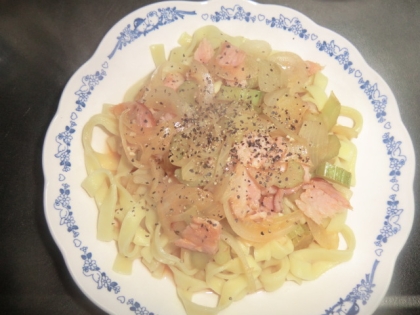 セロリのコンソメパスタ♡生パスタ＆黒胡椒で大人味！