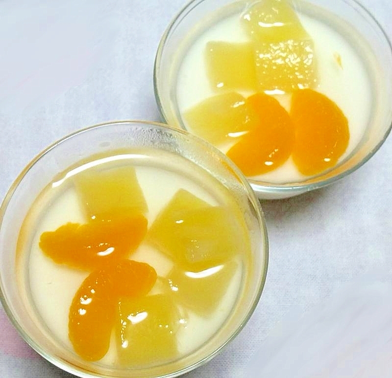 フルーツ入りシロップの杏仁豆腐